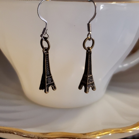 I love Paris medium Eiffel Tower earrings - Picture 1 of 2